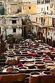 Menschen in einer Gerberei im Gerberviertel Chouwara in der Medina von Fès, Marokko, Afrika