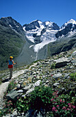 Junge Frau auf Wanderweg zur Coazhütte mit Blick auf Piz Morteratsch, Piz Bernina, Piz Scerscen und Piz Roseg, Berninagruppe, Bernina, Oberengadin, Engadin, Graubünden, Schweiz