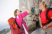 Wanderer rasten bei einer Bergtour, Werdenfelser Land, Bayern, Deutschland