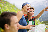 Wanderer rasten auf einer Wiese, Werdenfelser Land, Bayern, Deutschland