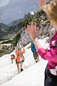 Junge Leute bei einer Schneeballschlacht, Werdenfelser Land, Bayern, Deutschland