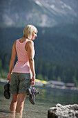 Junge Frau steht im Eibsee, Werdenfelser Land, Bayern, Deutschland