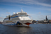Das Kreuzfahrtschiff AIDAbella fährt auf der Elbe, Hamburg, Deutschland
