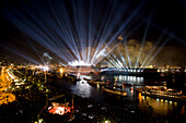 Grosse Lichtshow über den Schiffen auf dem Fluss, Hamburg, Deutschland