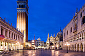 St Mark's Square, Piazza San Marco, with Biblioteca Marciana and Campanile on the left, Basilica di San Marco and Palace of Doge, Palazzo Ducale, on the right, Venedig, Italien, Europe