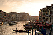 Blick von der Rialto Brücke auf den Canal Grande, Venedig, Italien, Europa