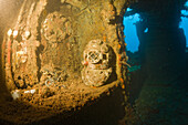 Taucherhelm auf der Bruecke der USS Saratoga, Marschallinseln, Bikini Atoll, Mikronesien, Pazifik