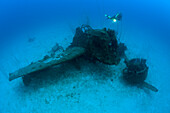 Taucher ueber Kampfflugzeug neben der USS Saratoga, Marschallinseln, Bikini Atoll, Mikronesien, Pazifik