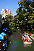 Boote auf dem Fluß, San Antonio River, Downtown San Antonio, Texas, USA