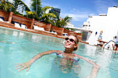 Junge Frau schwimmt im Pool auf dem Dach des Catalina Beach Club Hotel, Miami Beach, Florida, USA