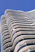 Fassade eines Wohnblocks unter blauem Himmel, Majestic Towers, Surfside, Miami Beach, Florida, USA