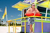 Ein Mann auf dem Rettungsschwimmer Turm, South Beach, Miami Beach, Florida, USA