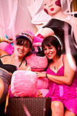 Zwei junge Frauen im White Room Nightclub, Miami, Florida, USA