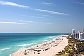 Blick auf den Strand im Sonnenlicht, South Beach, Miami Beach, Florida, USA
