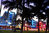 Leuchtreklame an Häusern am Ocean Drive in der Dämmerung, South Beach, Miami Beach, Florida, USA