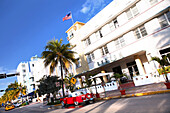 Gebäude am Ocean Drive unter blauem Himmel, South Beach, Miami Beach, Florida, USA