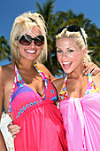 Zwei lachende Blondinen im Sonnenlicht, South Beach, Miami Beach, Florida, USA