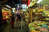 Menschen in einer engen Gasse zwischen Lebensmittelläden, Bergwerkstadt Chiufen, Taiwan, Asien