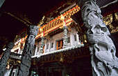 Kunstvoll verzierte Säulen vor dem Tsushih Tempel in der Stadt Sanshia, Taiwan, Asien