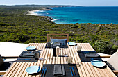 Gedeckter Tisch auf der Terrasse der Southern Ocean Lodge mit Blick auf die Hanson Bay, Kangaroo Island, Südaustralien, Australien