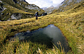 Trekker wandert auf dem Rees Dart Track im Tal des Snowy Creek, Mt Aspiring Nationalpark, Südinsel, Neuseeland, Ozeanien