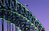 Detail der beleuchteten Hafenbrücke am Abend, Sydney, New South Wales, Australien