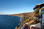 Blick vom Hotel Jardin Tecina auf Küstenlandschaft unter blauem Himmel, Playa Santiago, La Gomera, Kanarische Inseln, Spanien, Europa