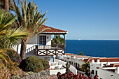 Das Hotel Jardin Tecina im Sonnenlicht mit Meerblick, Playa Santiago, La Gomera, Kanarische Inseln, Spanien, Europa