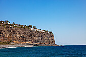 Blick auf Felsküste und Meer im Sonnenlicht, Playa Santiago, La Gomera, Kanarische Inseln, Spanien, Europa