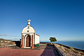Die Kapelle Ermita San Isodor unter blauem Himmel, Alajero, La Gomera, Kanarische Inseln, Spanien, Europa