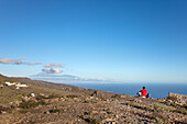 Wanderer betrachtet die Aussicht auf den Vulkan Teide und auf das Meer, La Gomera, Kanarische Inseln, Spanien, Europa