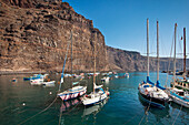 Segelboote im Hafen unter blauem Himmel, Playa de Vueltas, Valle Gran Rey, La Gomera, Kanarische Inseln, Spanien, Europa