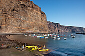 Boote liegen im Hafen im Sonnenlicht, Playa de Vueltas, Valle Gran Rey, La Gomera, Kanarische Inseln, Spanien, Europa