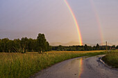 Regenbogen im Alpenvorland, Oberbayern, Deutschland