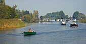 Angler in einem Ruderboot und Hausboote auf dem Fluss Vecht, Holland, Europa
