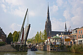 Ein Boot passiert eine Klappbrücke auf dem Fluss Smal Weesp in Weesp, Holland, Europa