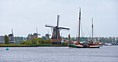 Blick auf Windmühlen im Freilichtmuseum Zaanseschans am Fluss Zaan, Holland, Europa