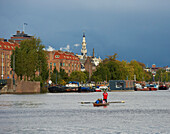 Ruderboot auf dem Fluss Amstel in Amsterdam bei Gewitterstimmung, Holland, Europa