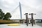 Zwei Fahrräder auf einem Hausboot vor einer Schrägseilbrücke, Holland, Europa
