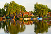 Häuser am Ufer der Amstel im Licht der Abendsonne, Uithoorn, Holland, Europa