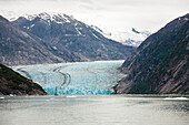 Der Dawes Gletscher vor schneebedeckten Bergen, Endicott Arm, Inside Passage, Südost Alaska, USA