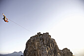 Mann klettert an einer  Slackline, Oberstdorf, Bayern, Deutschland