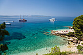 Strand und Boote in einer kleinen Bucht, Insel Brac, Dalmatien, Kroatien, Europa