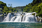 Krka Wasserfälle im Sonnenlicht, Krka Nationalpark, Dalmatien, Kroatien, Europa