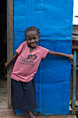 Junges Mädchen mit verlegenem Gesichtsausdruck, Ambodifototra, Nosy St. Marie, Madagaskar, Afrika