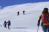 Skitourengeher beim Aufstieg zum Wiedersberger Horn, Kitzbüheler Alpen, Tirol, Österreich