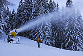 Skifahrerin bei einer Schneekanone, Wiedersberger Horn, Kitzbüheler Alpen, Tirol, Österreich