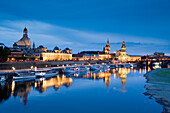 Blick über die Elbe auf Brühlscher Terrasse, Frauenkirche, Akademie der Künste, Residenzschloss, Ständehaus, Hofkirche und Semperoper am Abend, Dresden, Sachsen, Deutschland