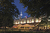 Restaurants am Hackeschen Markt, Fernsehturm im Hintergrund, Berlin, Deutschland