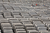 Besucher zwischen den 2.711 Stelen des Holocaust-Mahnmals, Denkmal für die ermordeten Juden Europas